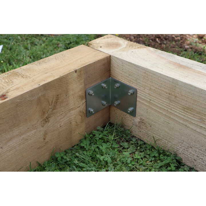 Metal corner bracket fastening two wooden sleepers