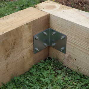 Metal corner bracket fastening two wooden sleepers