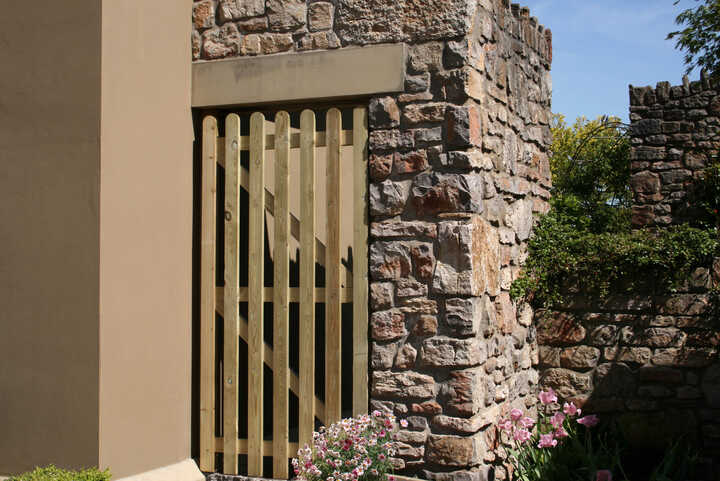 1.80H x 0.90mW Pale Gate