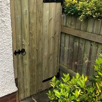 Round top gate with Black hinges - Copsey carpentry web.jpg