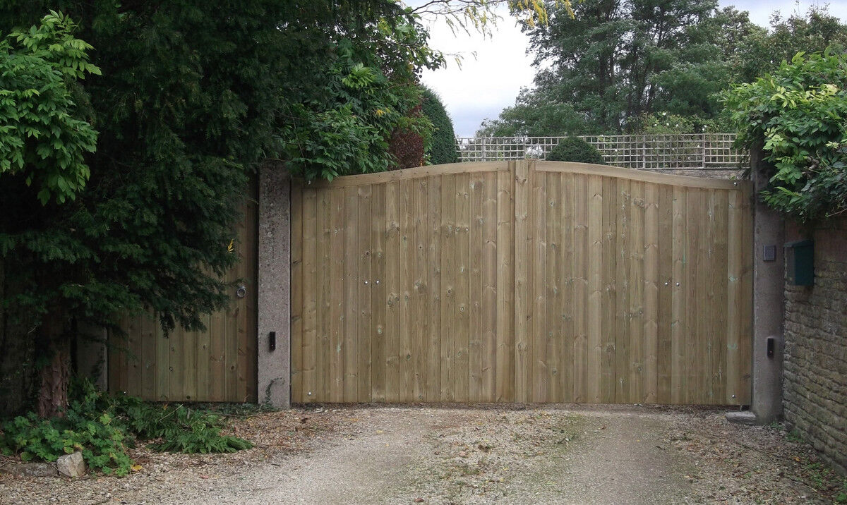 CValley Edinburgh gate.jpg