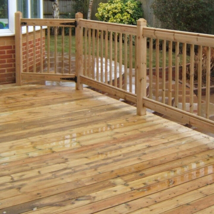 AdrianStaute American  Rail and spindle decking (3).JPG