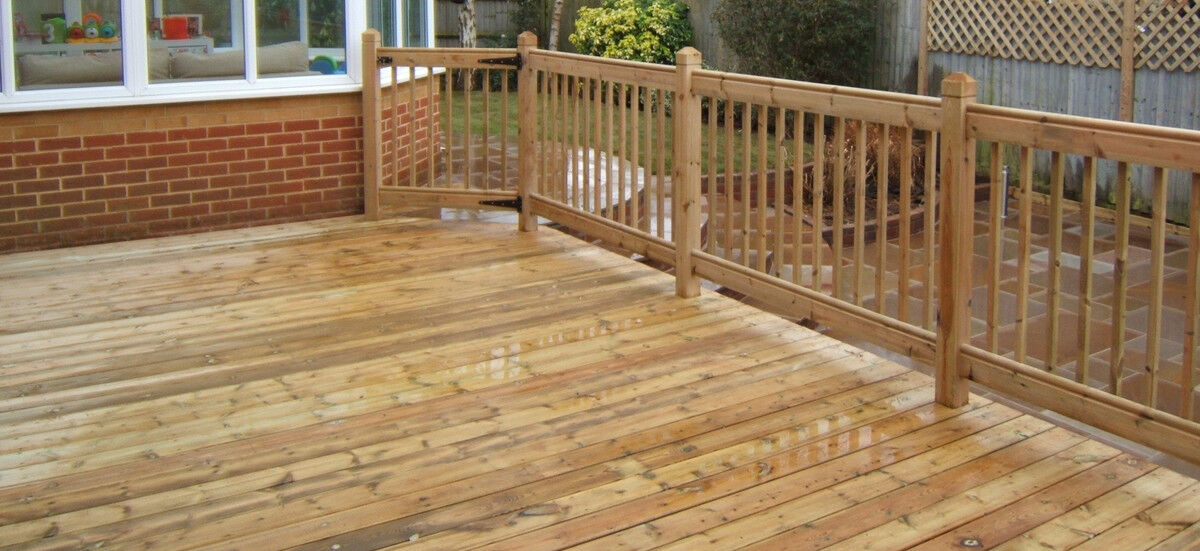 AdrianStaute American Rail and spindle decking (3).JPG