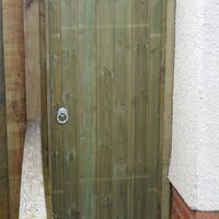 LG Fencing T& G Flat top Gate 2 web.jpg