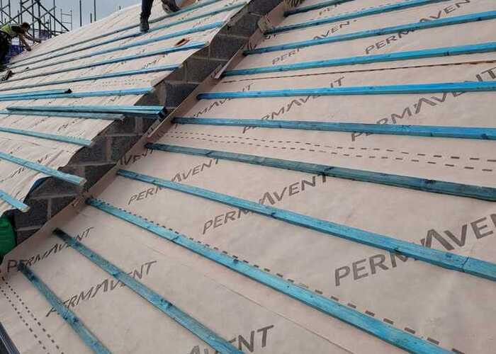 roofers using blue roofing battens roofers using blue roofing battens