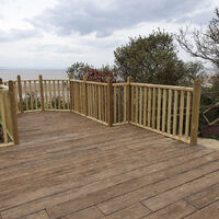 Mag Patrice Newel and sqare spindles.jpg