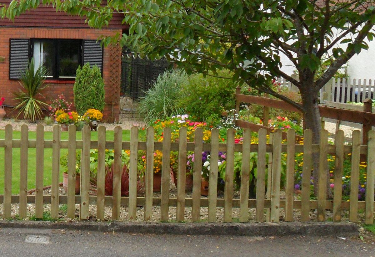 round picket fence.jpg