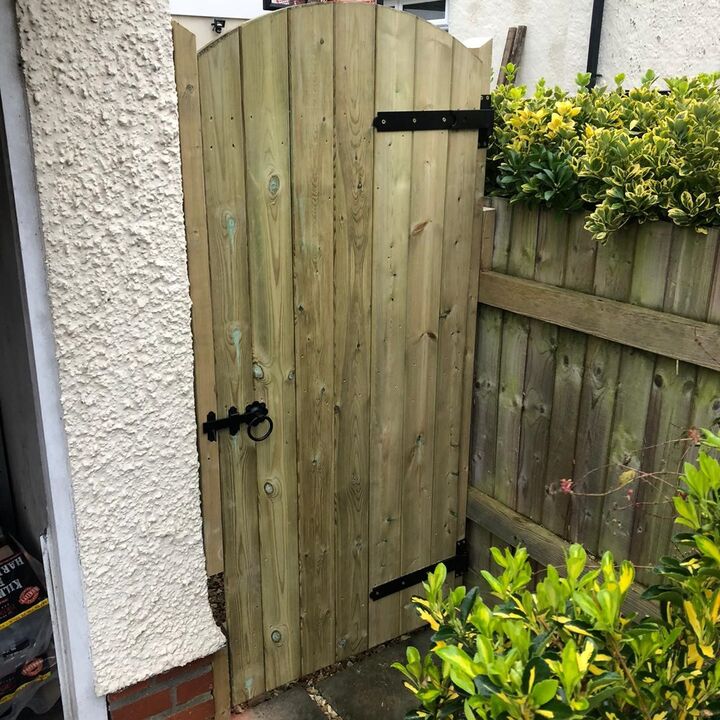 Round top gate with  Black  hinges - Copsey carpentry.jpg