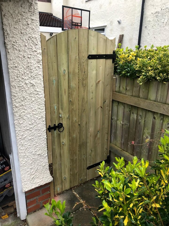 Round top gate with  Black  hinges - Copsey carpentry.jpg